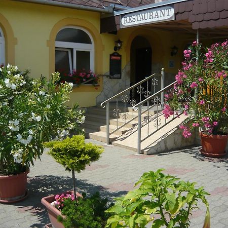 Patyi Etterem Es Hotel Bögöte Exterior foto