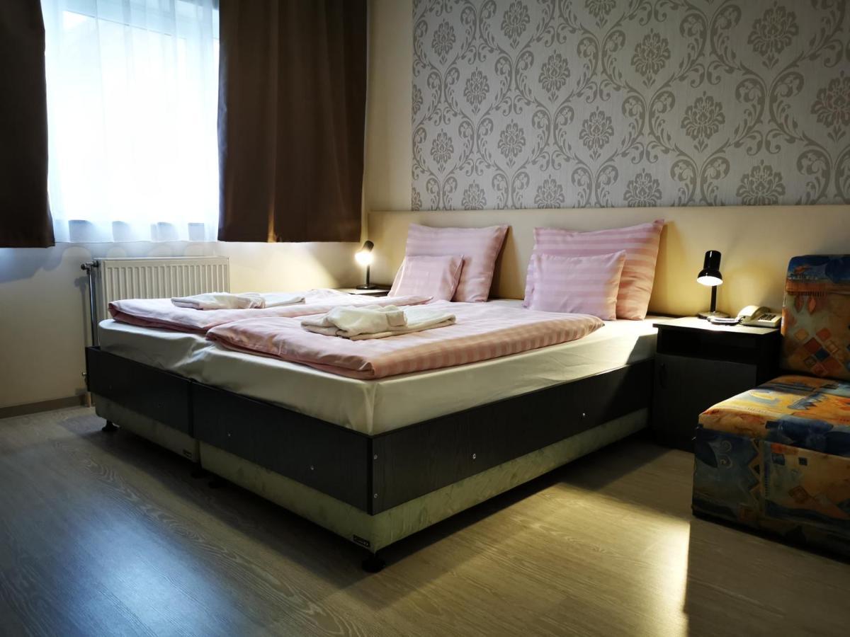 Patyi Etterem Es Hotel Bögöte Exterior foto