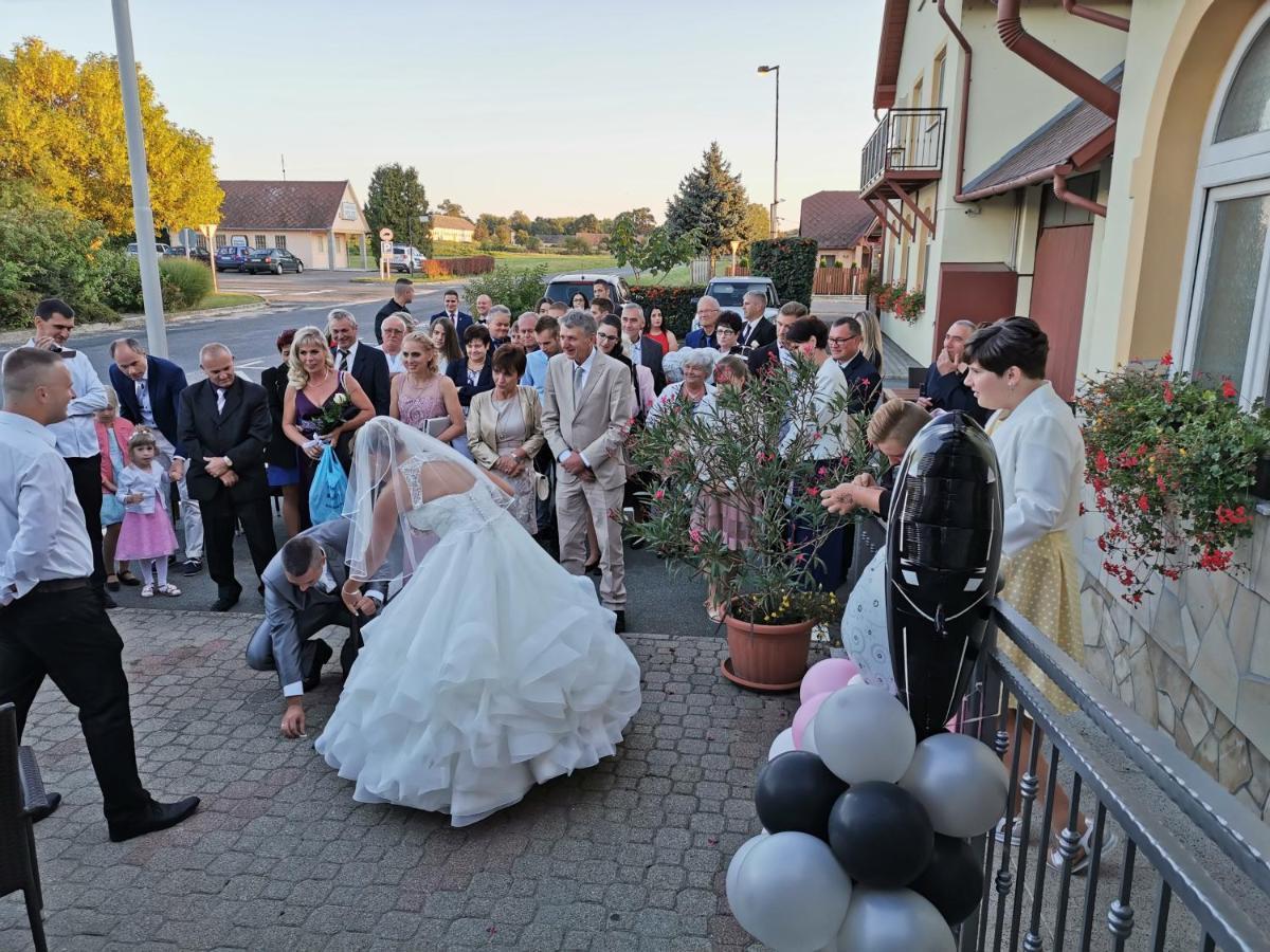 Patyi Etterem Es Hotel Bögöte Exterior foto
