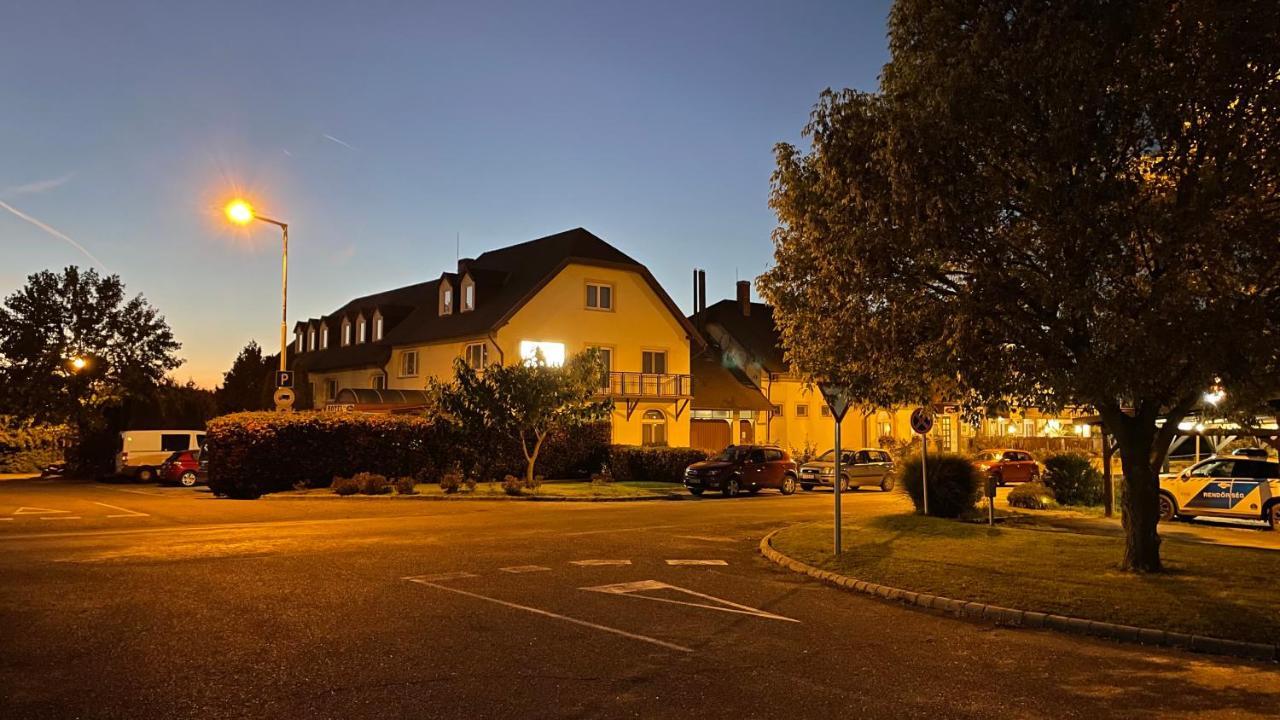 Patyi Etterem Es Hotel Bögöte Exterior foto