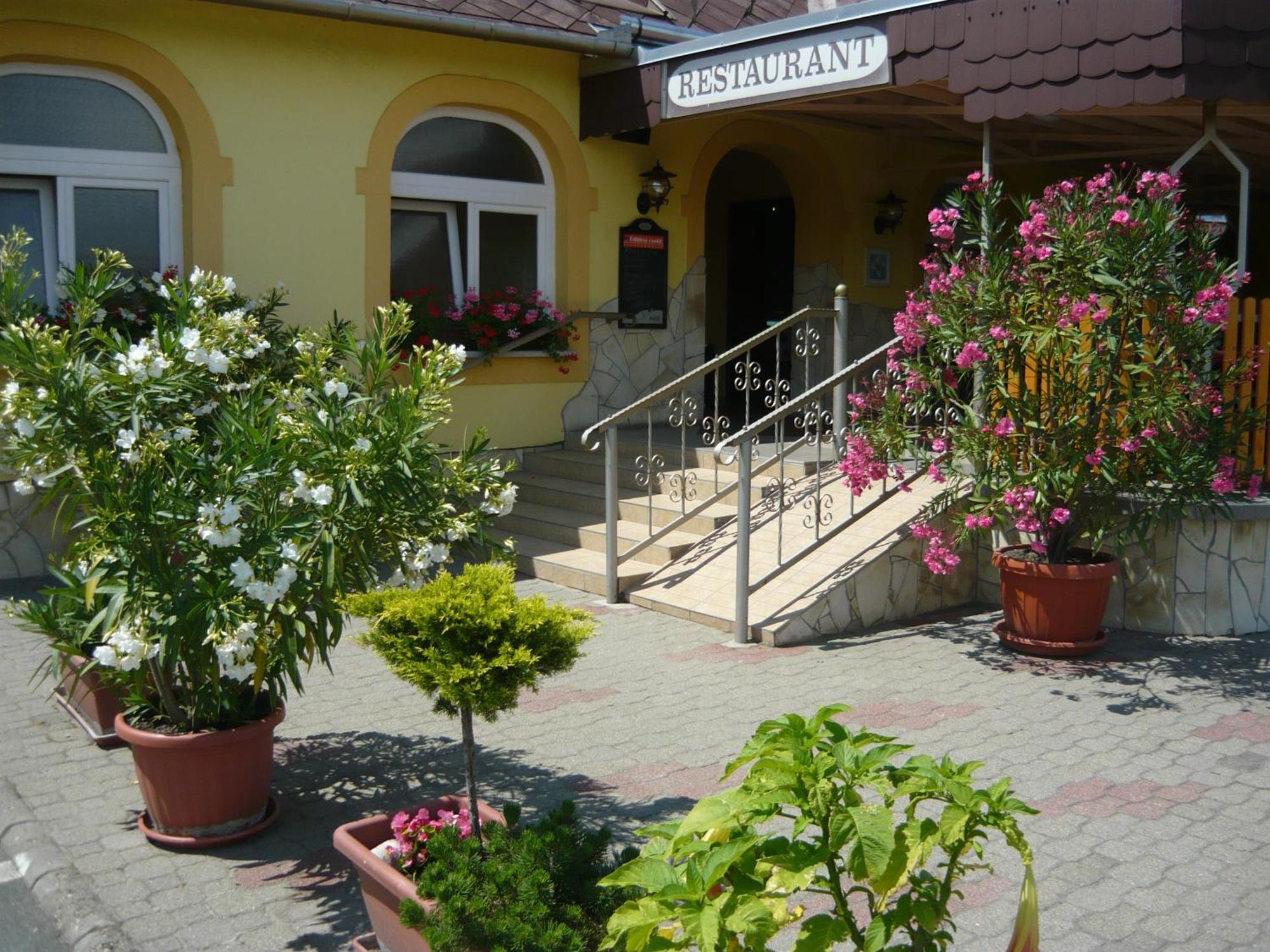 Patyi Etterem Es Hotel Bögöte Exterior foto