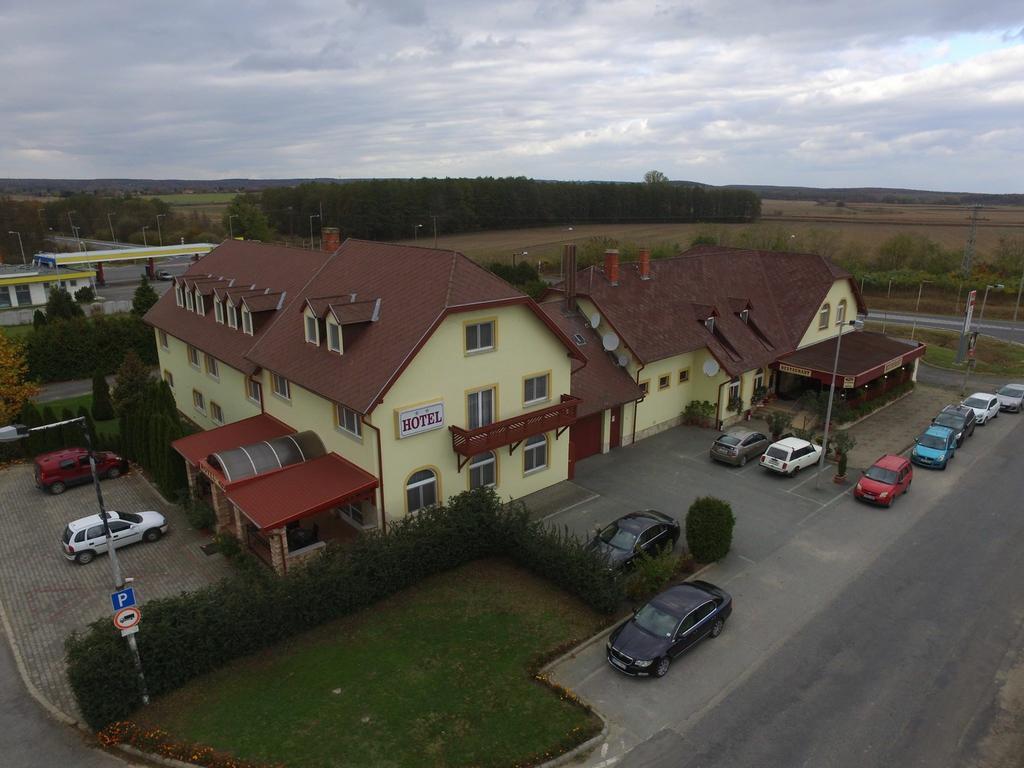 Patyi Etterem Es Hotel Bögöte Exterior foto