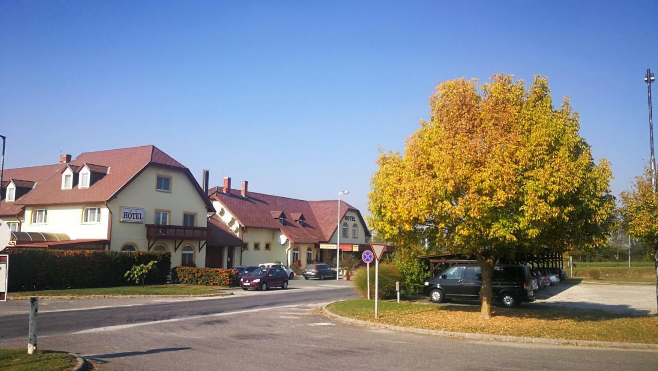 Patyi Etterem Es Hotel Bögöte Exterior foto